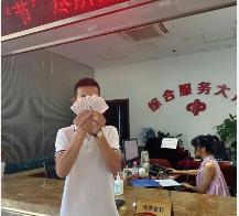 男子胆拖投注擒"快乐8"419万 现场分享选号技巧